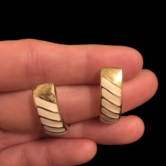 VINTAGE Hoop Earrings - Picture 6 of 9